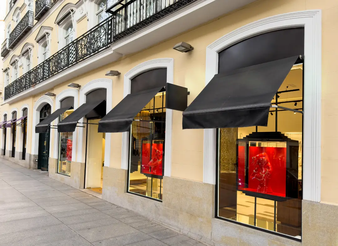 Façade vitrine de magasin en aluminium sur mesure à Saint-Martin-d'Hères